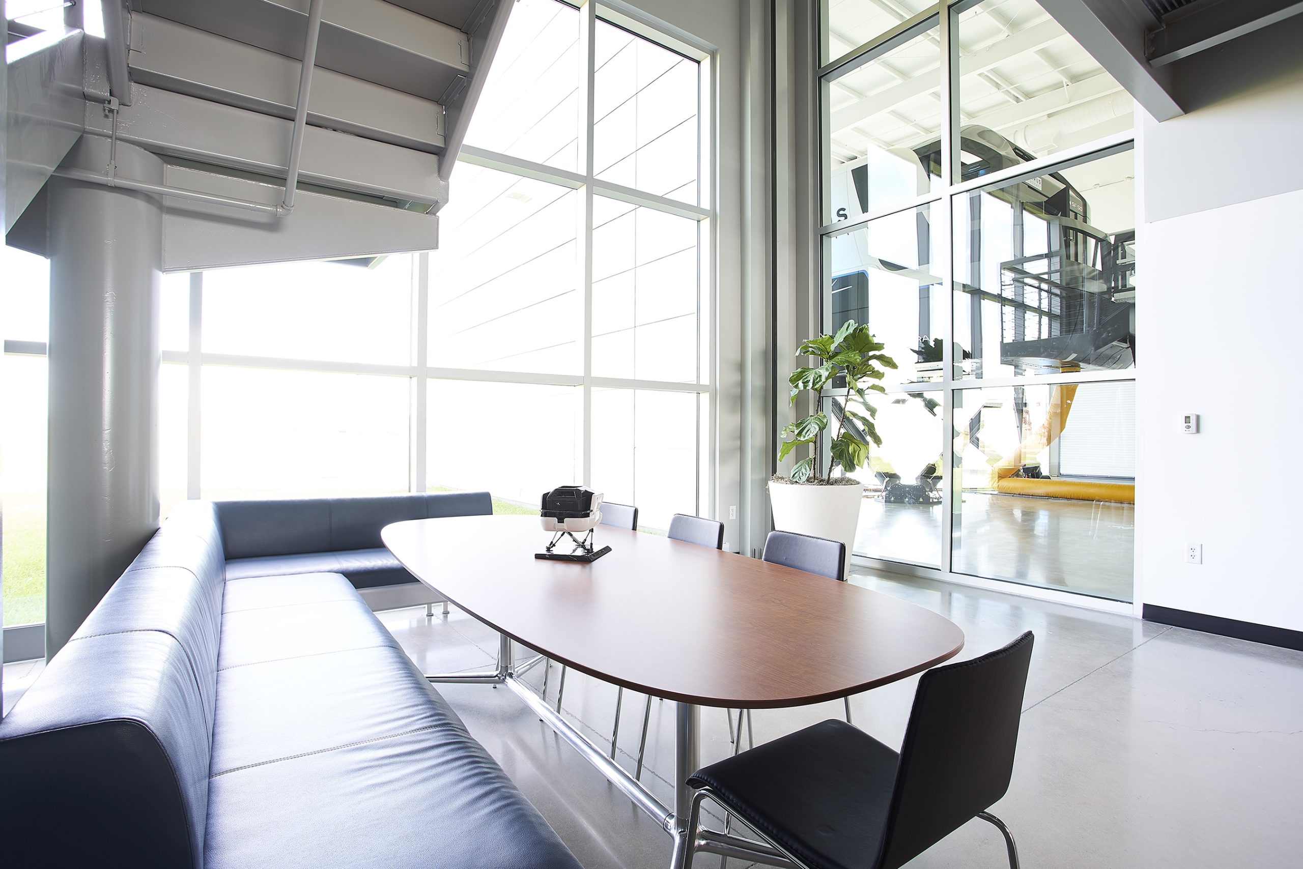 The collaboration space has a direct view to the flight simulators.